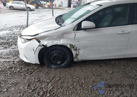 2014 Toyota Corolla Le Eco z USA, uszkodzony, nr VIN 5YFBPRHE9EP088178